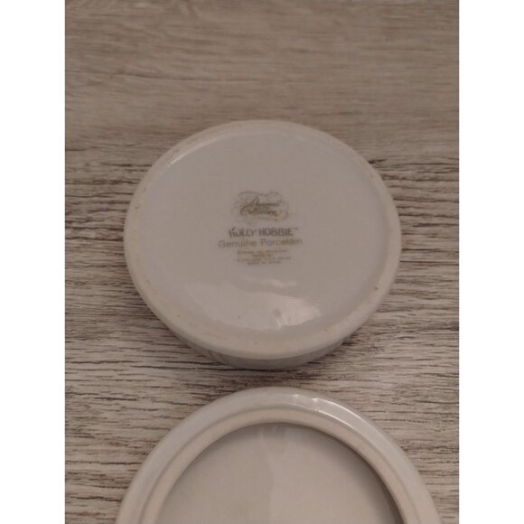 Holly Hobbie Round Porcelain Trinket Box With Gold Trim - Picture 4 of 4